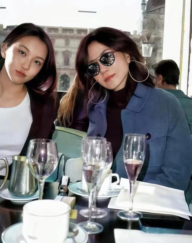 身材李亚鹏的脸穿大露肩很自信李嫣和朋友逛街被偶遇王菲的(图2)