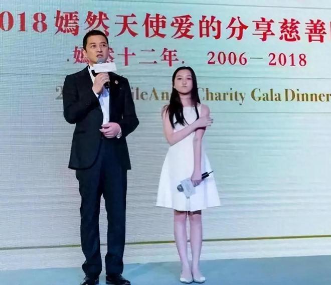 身材李亚鹏的脸穿大露肩很自信李嫣和朋友逛街被偶遇王菲的(图3)