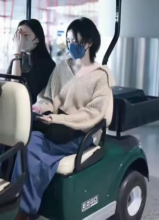 身材李亚鹏的脸穿大露肩很自信李嫣和朋友逛街被偶遇王菲的(图8)