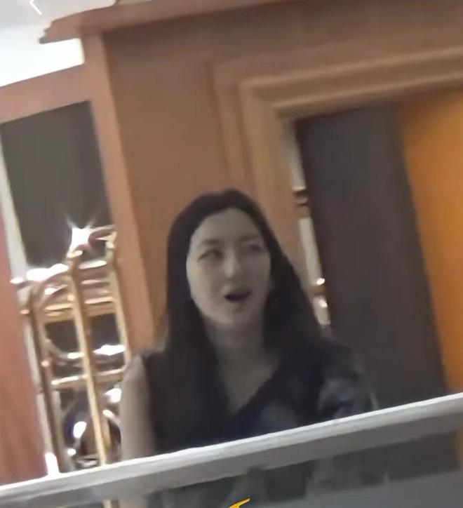 身材李亚鹏的脸穿大露肩很自信李嫣和朋友逛街被偶遇王菲的(图9)