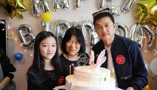 身材李亚鹏的脸穿大露肩很自信李嫣和朋友逛街被偶遇王菲的(图10)